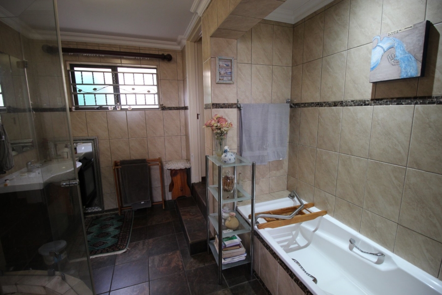 4 Bedroom Property for Sale in Lake Deneysville Free State